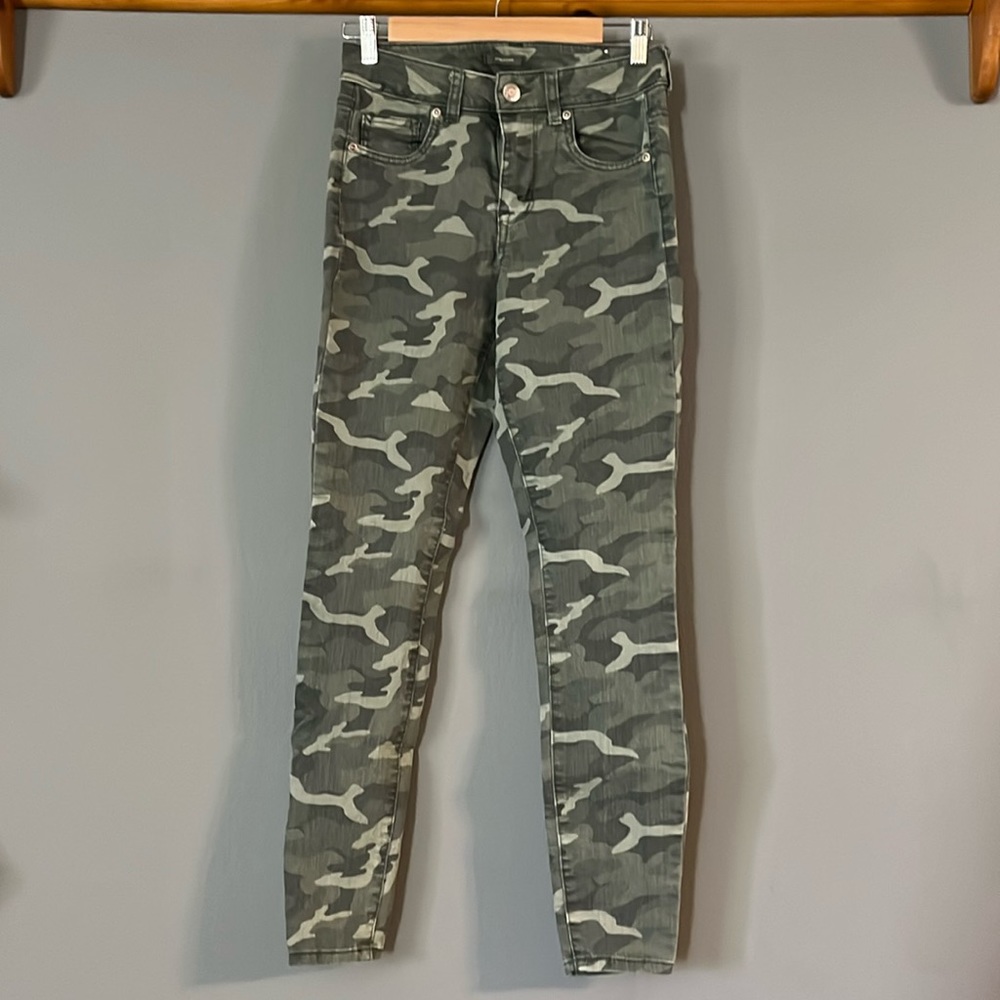 Skinny camo pants
